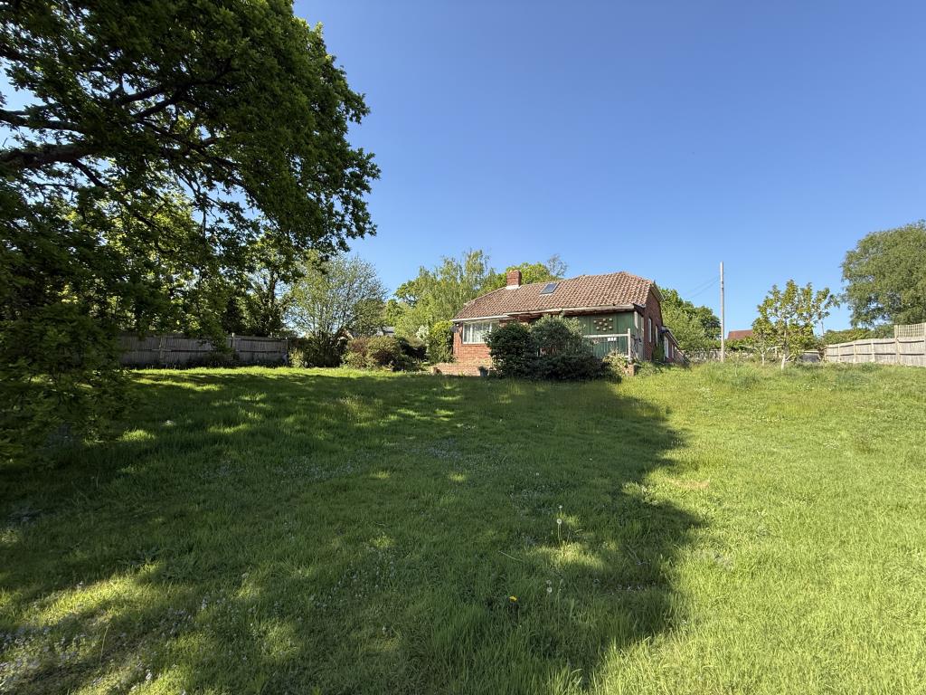 Lot: 112 - VACANT THREE-BEDROOM BUNGALOW ON PLOT OF 0.3 ACRES - Gardens to side and rear showing plot size